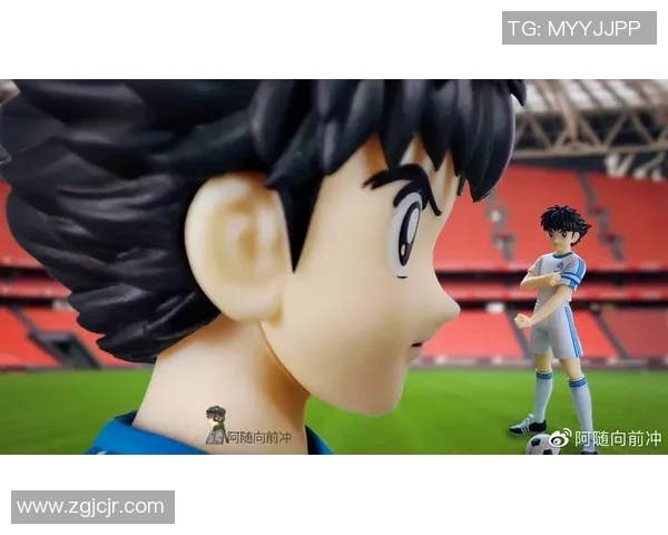 大号足球球星手办精致打造 让球迷收藏爱不释手